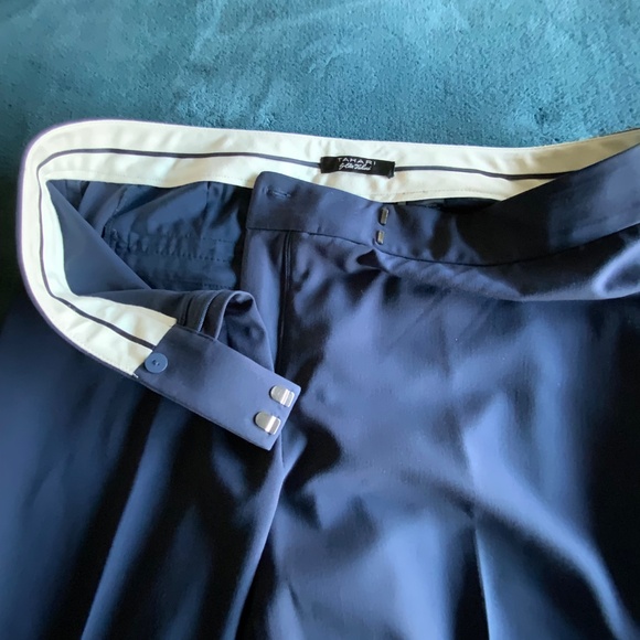 Tahari - Picture 3 of 5